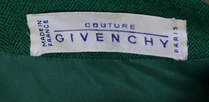 null GIVENCHY Couture
ROBE boutonnée en laine vert émeraude avec sa ceinture, 4 poches...