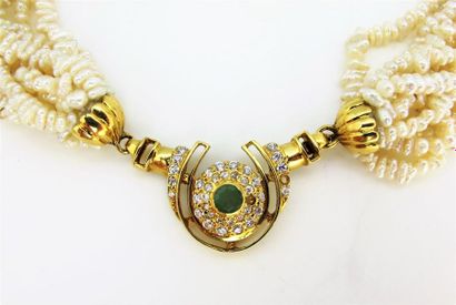 null Collier composé de 9 rangs de perles d'eau douce centré d'un motif formant fermoir...