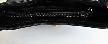 null CELINE
Sac à main porté épaule en cuir lisse noir, fermoir en métal doré sur...