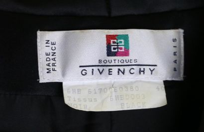 null Boutique GIVENCHY
MANTEAU CHESTERFIELSD en satin noir avec sa ceinture, col...