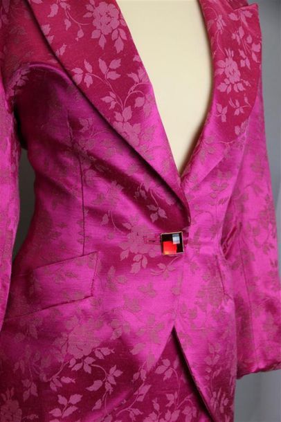 null Yves SAINT LAURENT Variation
TAILLEUR JUPE rose fushia avec motif de fleur bouton...