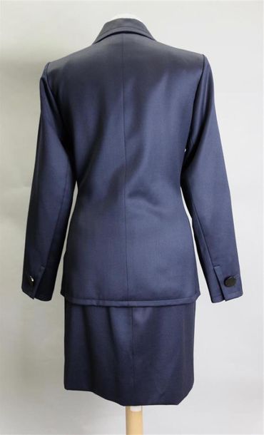 null Yves SAINT Laurent Rive Gauche
TAILLEUR JUPE bleu nuit, veste à double boutonnage...