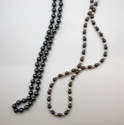 null Deux colliers, l'un composé de perles d'hématite et de perles de culture et...