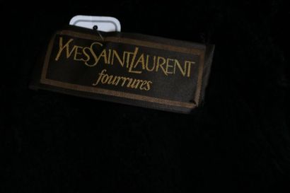 null Yves SAINT LAURENT
Fourrure PARDESSUS matelassé en cuir, doublure intérieur...