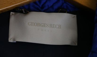 null Georges RECH Paris
MANTEAU ouvert avec sa ceinture, col matelassé bleu électrique....
