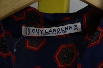 null Guy LAROCHE Diffusion-Paris
ROBE à col cravate en soie avec sa ceinture, 
Taille...