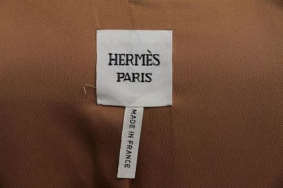 null HERMES Paris
VESTE courte en cuir de veau camel, deux poches à rabats 
Taille...