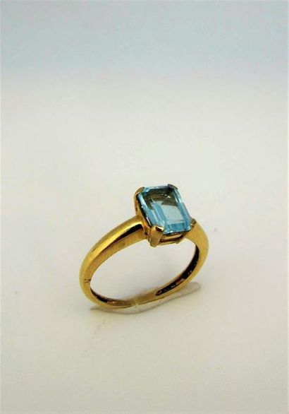 null Bague en or jaune 750°/°° (18k) sertie d'une aigue marine.
TDD: 49.
Poids brut...