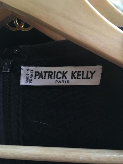 null Patrick KELLY 
ROBE noire en jersey de coton élasthane avec une encolure ornementée...