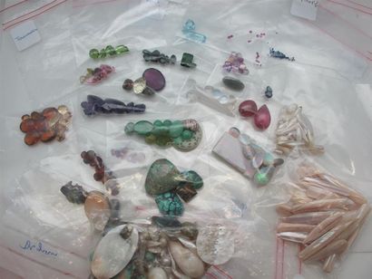 null Ensemble de pierres sur papier: tourmaline, améthyste, opales, aigue-marine,...