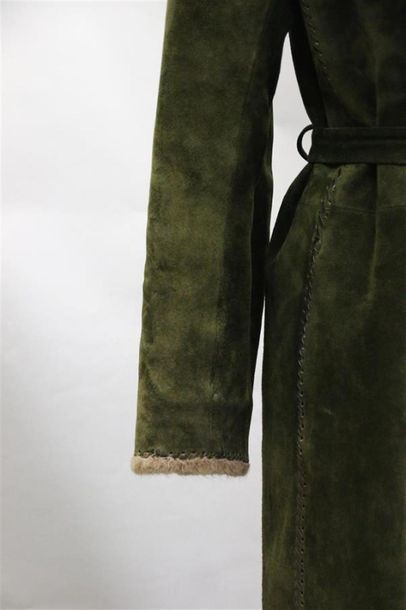 null Yves SAINT LAURENT Fourrure
MANTEAU long vert bouteille avec sa ceinture, en...