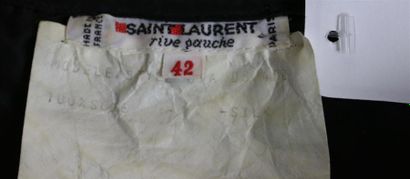 null SAINT LAURENT Rive Gauche
BLOUSE à volant en soie noire et volant au niveau...