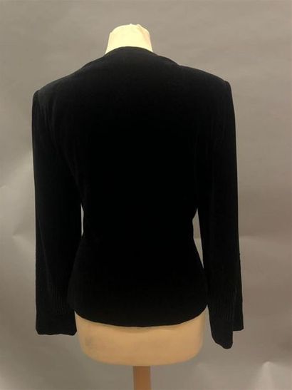 null Boutique GIVENCHY
VESTE DE TAILLEUR en velour noir, broderies sur les manches,
taille...