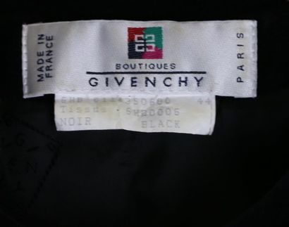 null Boutique GIVENCHY
VESTE DE TAILLEUR en velour noir, broderies sur les manches,
taille...