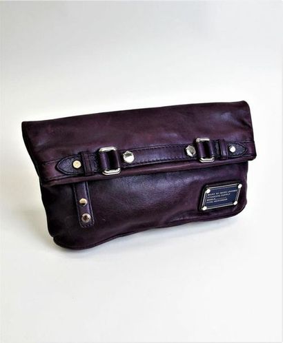 null MARC JACOBS. 
Pochette à rabat en cuir violet, fermoir aimanté, une poche intérieur...