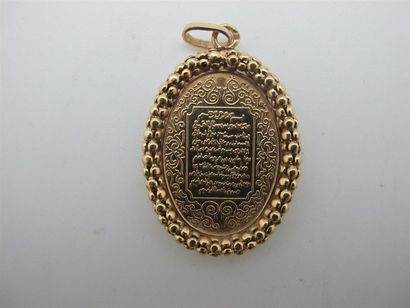 null Médaillon ovale en or jaune (18k), inscriptions arabes.
Poids : 4,3 g
