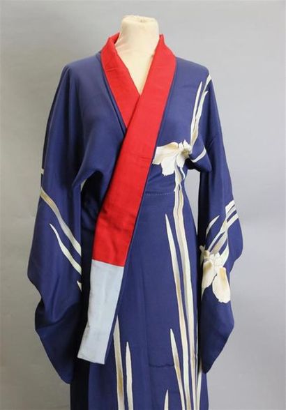 null KIMONO japonais, bleu marine à iris stylisées en crêpe de soie.
taille unique...