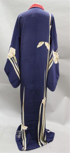 null KIMONO japonais, bleu marine à iris stylisées en crêpe de soie.
taille unique...