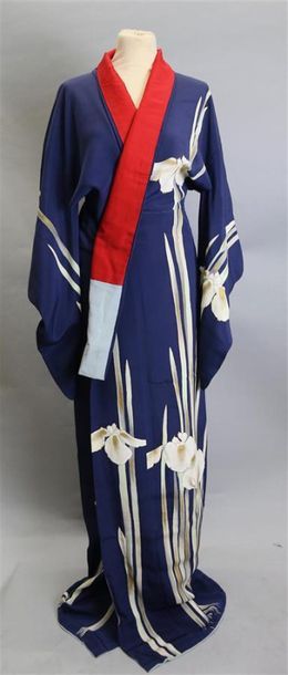 KIMONO japonais, bleu marine à iris stylisées...