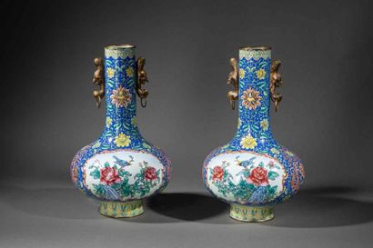 null CHINE Fin XIXe siècle
Paire de vases bouteilles aux émaux de la famille rose...