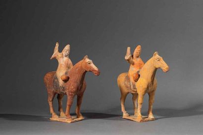 null CHINE, dynastie Tang (618-907)
Deux cavaliers musiciens en terre cuite et polychromie,...