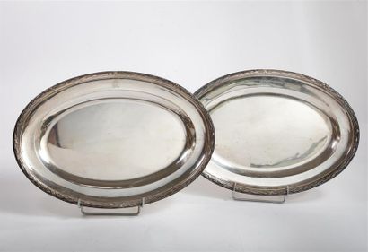 null Deux plats ovales en argent 950°/°° modèle à frises de laurier rubannés, le...