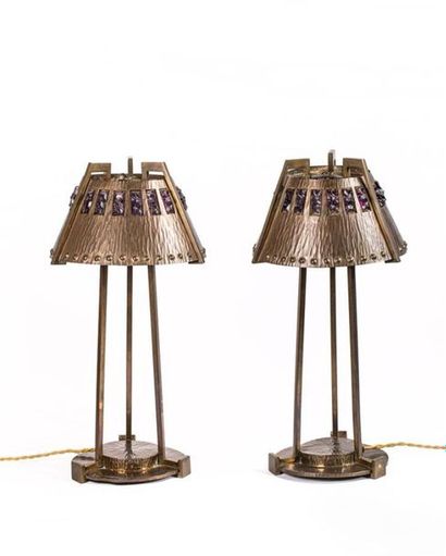 null 
TRAVAIL AUSTRO-HONGROIS VERS 1910

Paire de lampes en métal doré et laiton...