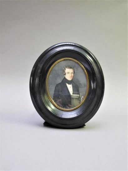 null ECOLE FRANCAISE du XIXe siècle.
Jeune homme en redingote noire
Miniature ovale...