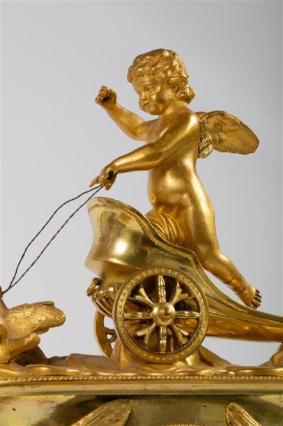 null Pendule de forme navette en bronze finement ciselé et doré "le char de l'Amour...