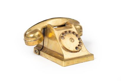 null ARMAN (1928-2005)
Téléphone, 1973
Bronze à patine dorée en deux parties, n°49/150
Edition...