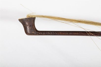 null Archet violon de Victor Fétique, portant sa marque au fer authentique. 54 g,...