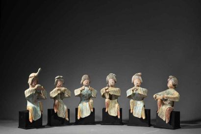 null CHINE , Dynastie Tang (618-907)
Rare série de six musiciennes en terre cuite...