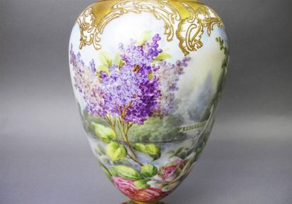 null LIMOGES, Vers 1900 
Rare vase décoré par A. Golse et Fils en porcelaine émaillée...