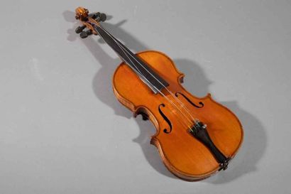 null Beau violon de Mircourt
Grand 3/4, 337 mm, 
(fracture du fond, restauré).
On...
