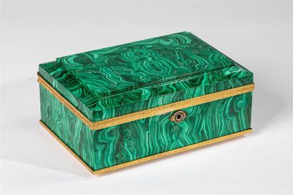 null RUSSIE, XXe siècle.
Coffret rectangulaire en placage de malachite et métal doré,...