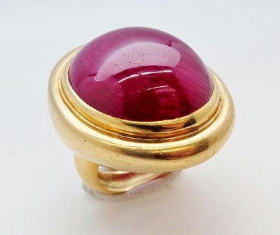 null Bague en or jaune 750°/°° ornée d'un important cabochon de racine de rubis.
TDD:...