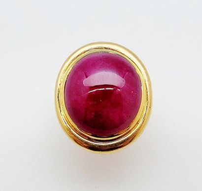 null Bague en or jaune 750°/°° ornée d'un important cabochon de racine de rubis.
TDD:...