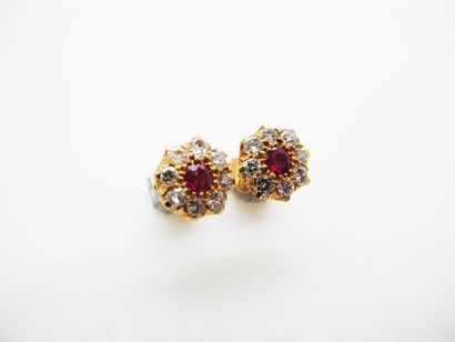 null Pair of 750°/°°° yellow gold flower-shaped ear studs, centred on a ruby in a...