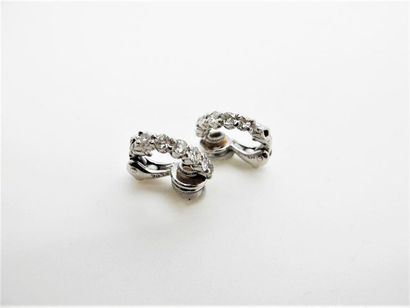 null Paire de clips d'oreilles en or gris 750°/°° ornés d'une ligne de diamants taille...