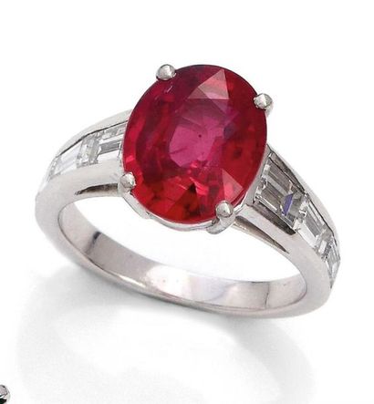 null Bague en platine ornée d'un rubis naturel vivid red de forme ovale de taille...