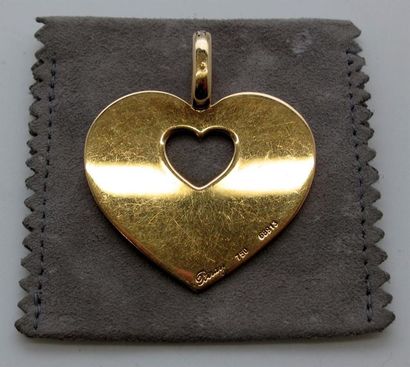 null POIRAY
750°/°°° yellow gold heart pendant set with brilliant-cut diamonds on...