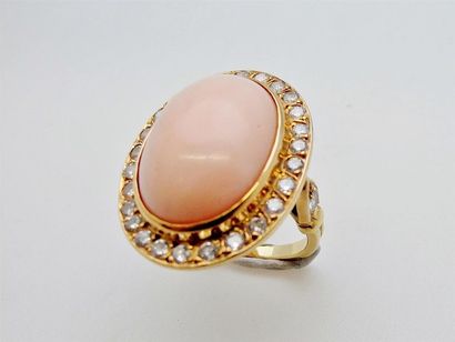 null Bague en or jaune 750°/°°ornée d'un cabochon de corail "peau d'ange" en serti...