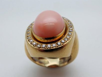 null Bague en or jaune 750°/°° ornée d'un cabochon de corail dans un entourage de...