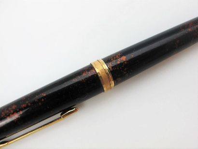 null PARKER
Parker "Premier" en laque de chine, finition poussière d'or. Plume en...