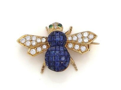 null 750°/°°° yellow gold fly brooch, wings and head adorned with brilliant-cut diamonds...