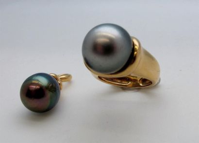 null Yellow gold ring 750°/°°° decorated with a black cultured pearl. Diam: 14 mm...