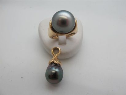 null Yellow gold ring 750°/°°° decorated with a black cultured pearl. Diam: 14 mm...