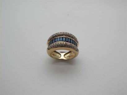 null Ring in 750°/°°° yellow gold decorated with a line of sapphires calibrated in...