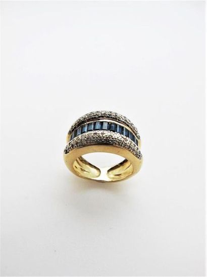 null Ring in 750°/°°° yellow gold decorated with a line of sapphires calibrated in...