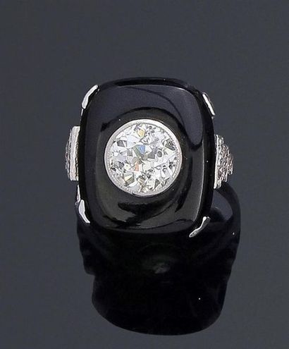 null Bague en or gris 750°/°° ornée d'un diamant taille ancienne sur onyx., les palmettes...
